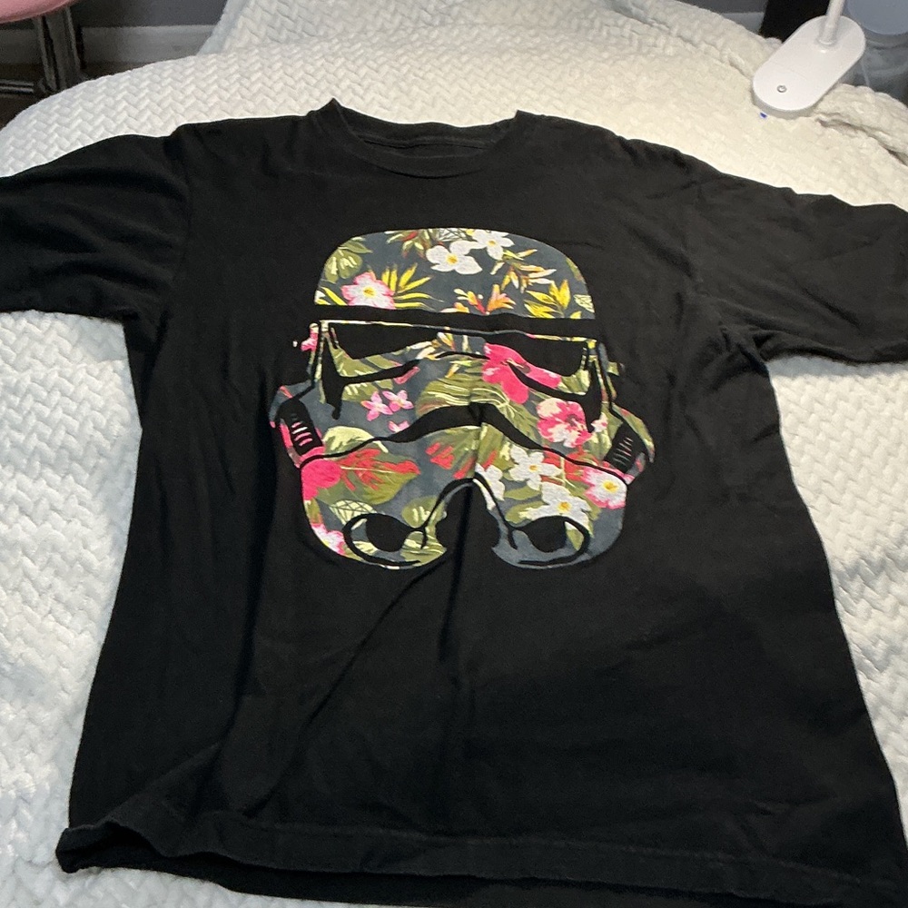 Star Wars Black Short Sleeve Tee with Floral Stormtrooper Graphic Sz M. 0812
